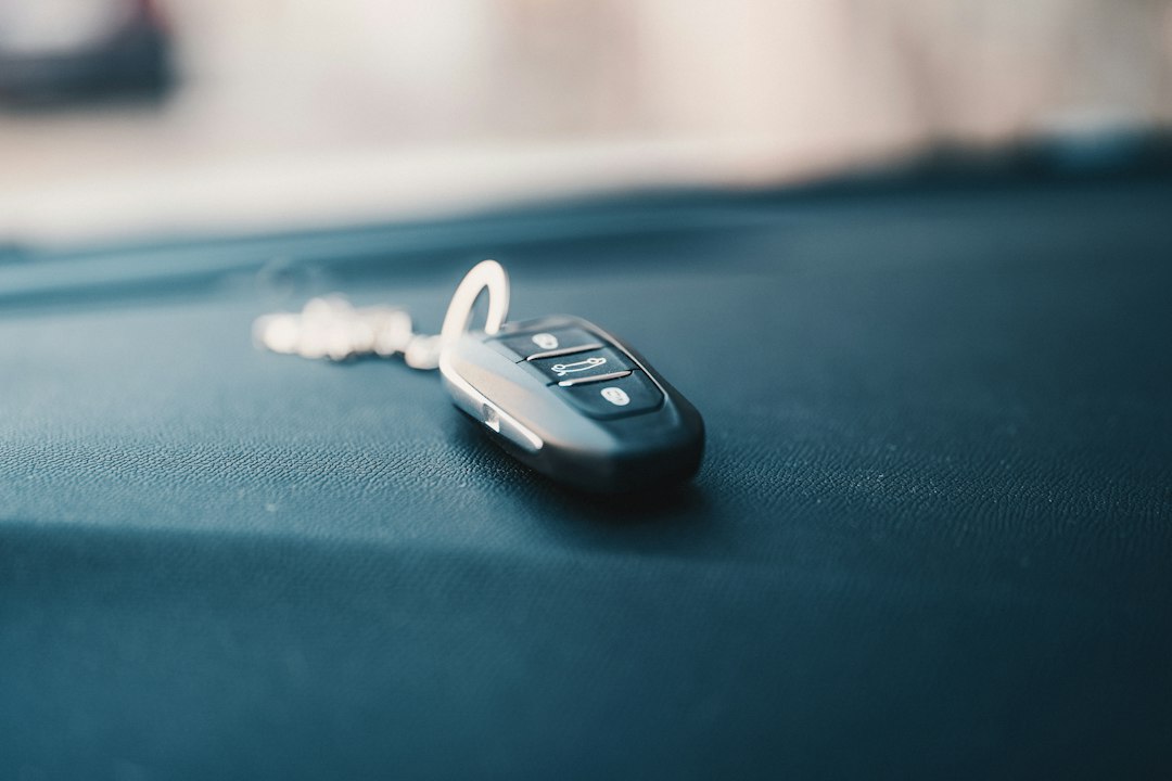 Chave de carro sobre uma superfície escura